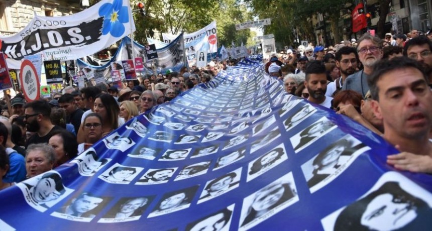 ARGENTINA : A 48 A&Ntilde;OS DEL GOLPE CIVICO MILITAR DE 1976 EL PUEBLO SE MOVILIZO BAJO EL LEMA SON 30.000