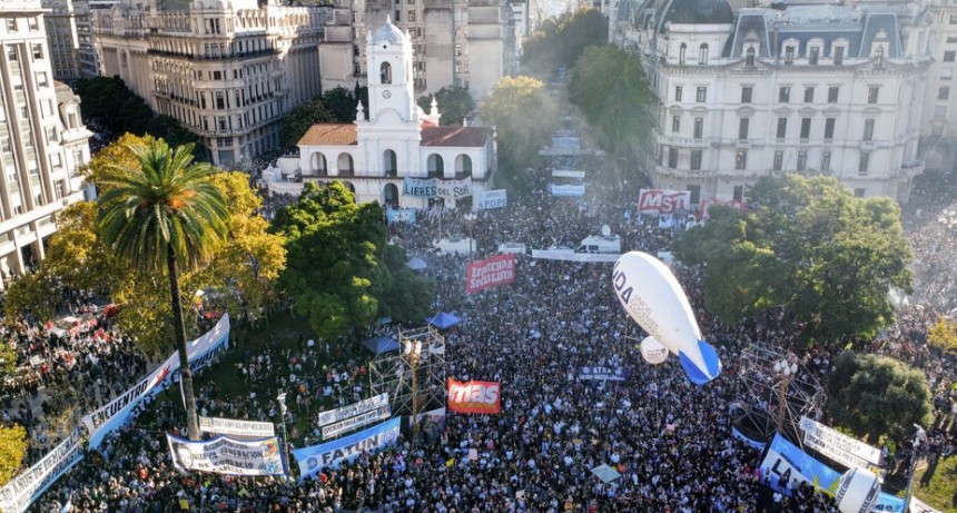 ARGENTINA : UNA PUEBLADA APOYO A LA EDUCACION PUBLICA Y LAS UNIVERSIDADES 